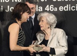 Amoraga recibe el premio de Ana M. Matute (EFE/ Toni Garriga)